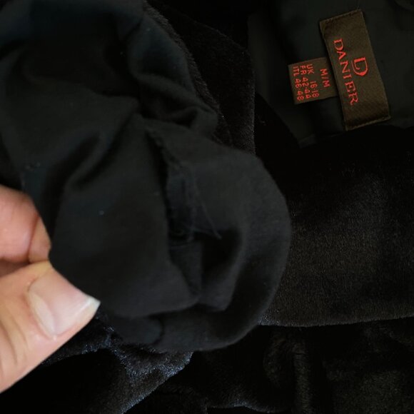 Danier Faux Fur Black Vest Sz M - Picture 5 of 6